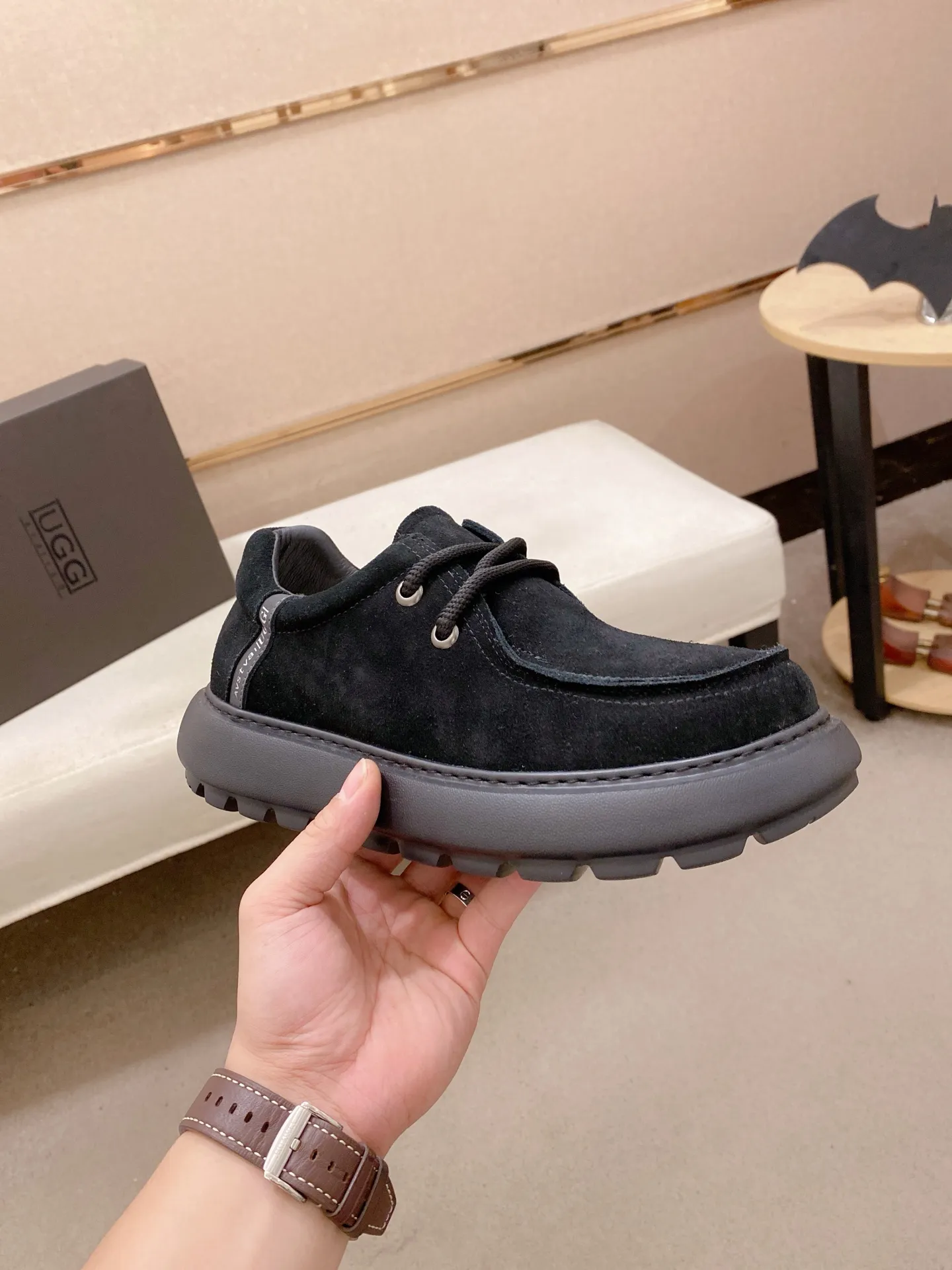 Factory price: 600💰New UGG fur-integrated men's simple and fashionable snow shoes. The most worth buying at the end of this year are warm casual shoes. Whether you are out and about at home, their comfortable and warm performance will be your most suitable fashion companion! The material is cowhide upper and imported wool is used inside. Two layers of cowhide for warmth and comfort! The eva+ rubber patch outsole is cushioned, non-slip and wear-resistant, and has good elasticity. It is light and wear-resistant, comfortable and soft, and the new simple cut is more fashionable. It has both practicality and fashion sense, so you no longer have to worry about how to match it in winter, while still maintaining your fashionable taste. High-quality genuine wool produced in Dongguan. The material depends on the details! Size: 39-40-41-42-43-44-45 sneaker size